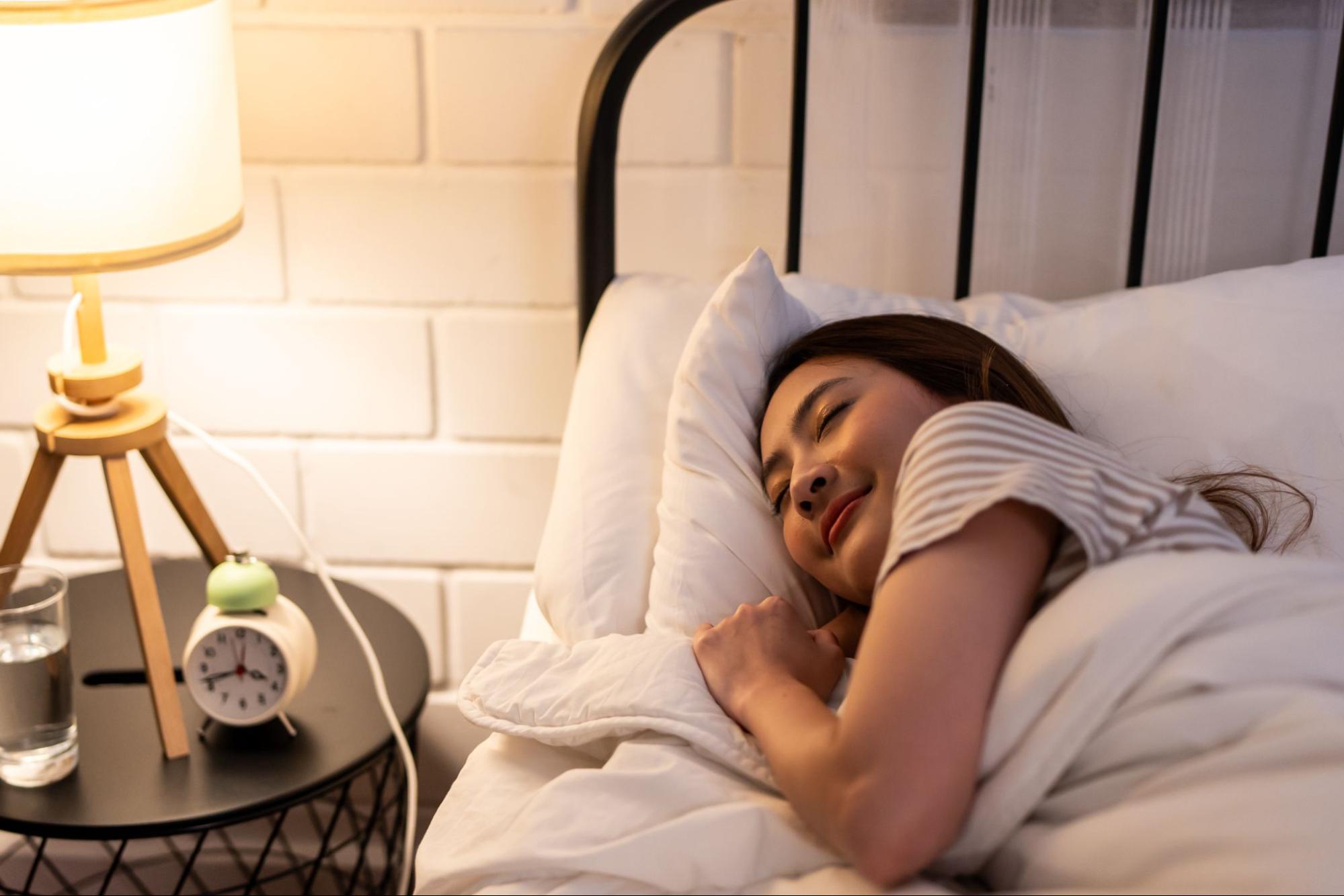 Woman sleeping comfortably after starting Automatic CPAP (APAP) therapy for better rest.
