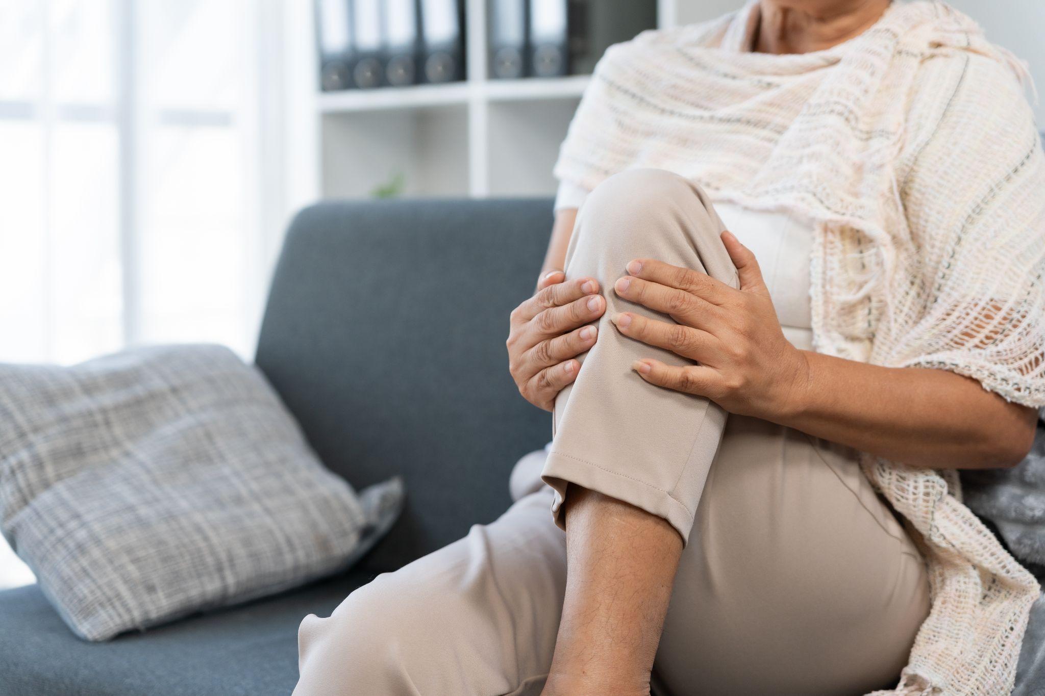 woman experiencing knee pain