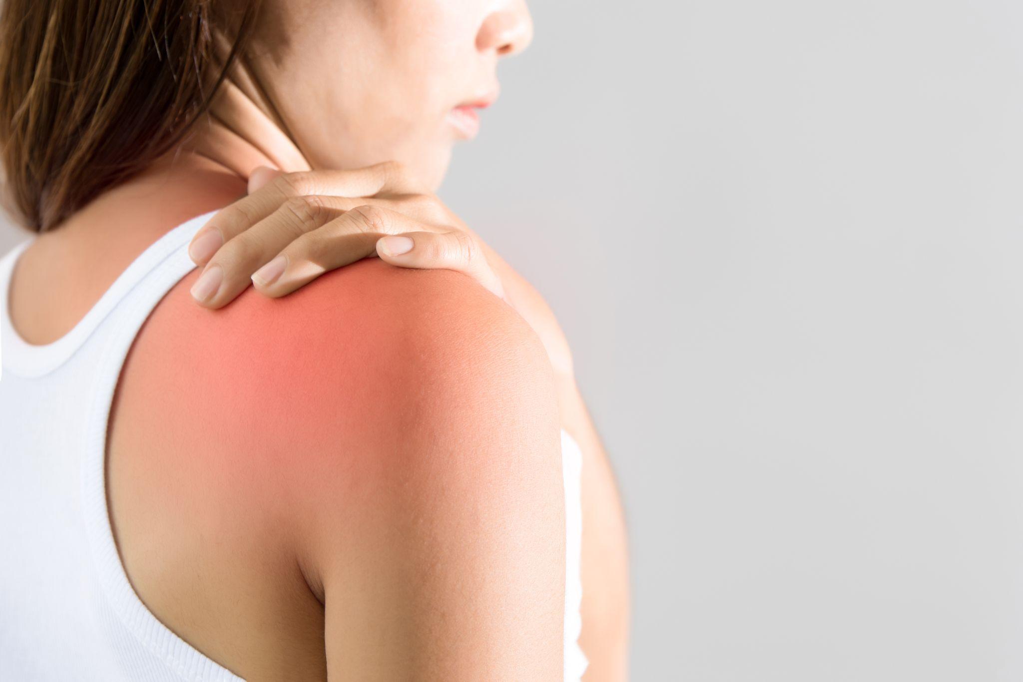 woman experiencing shoulder pain