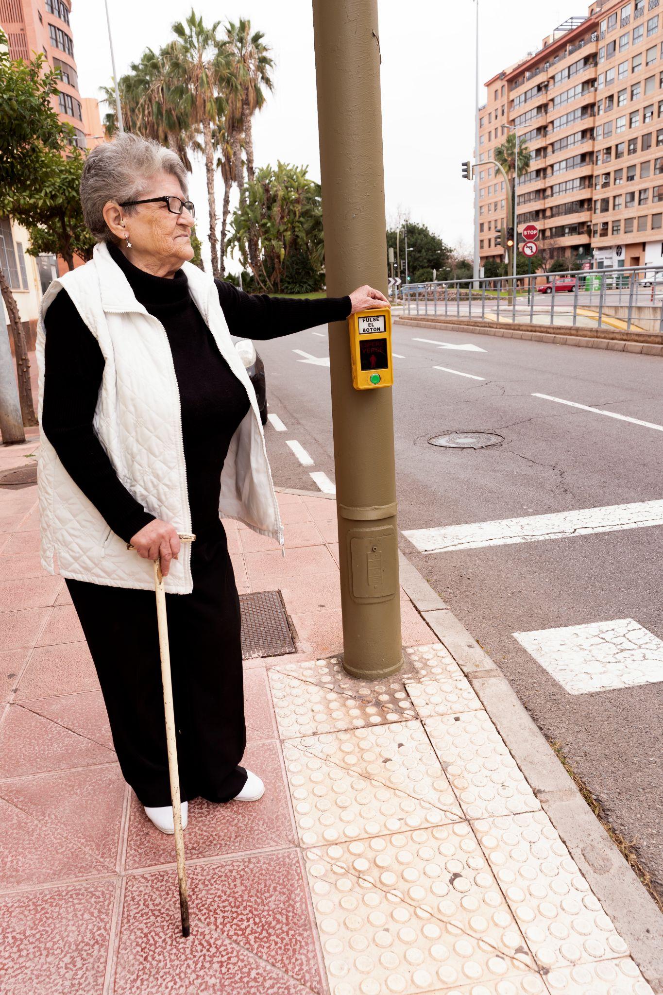 woman using cane