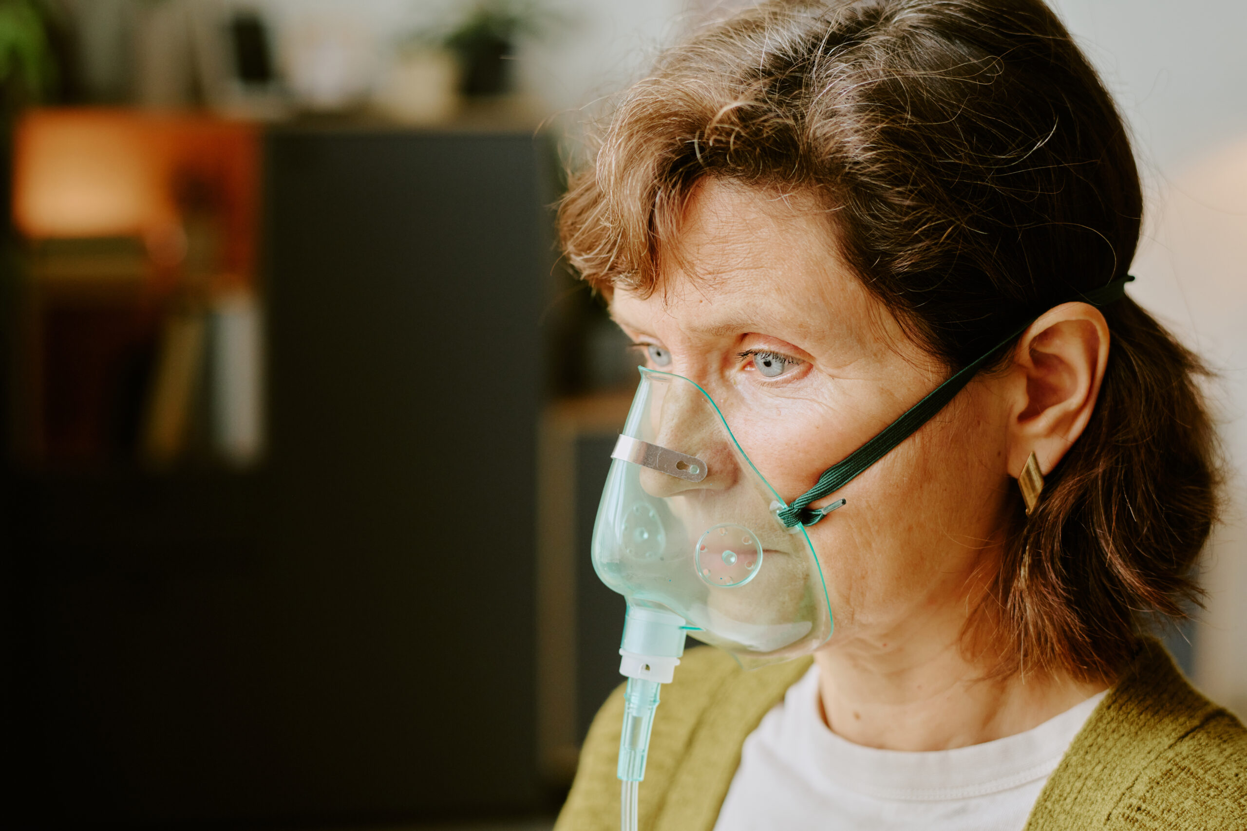 woman using oxygen mask