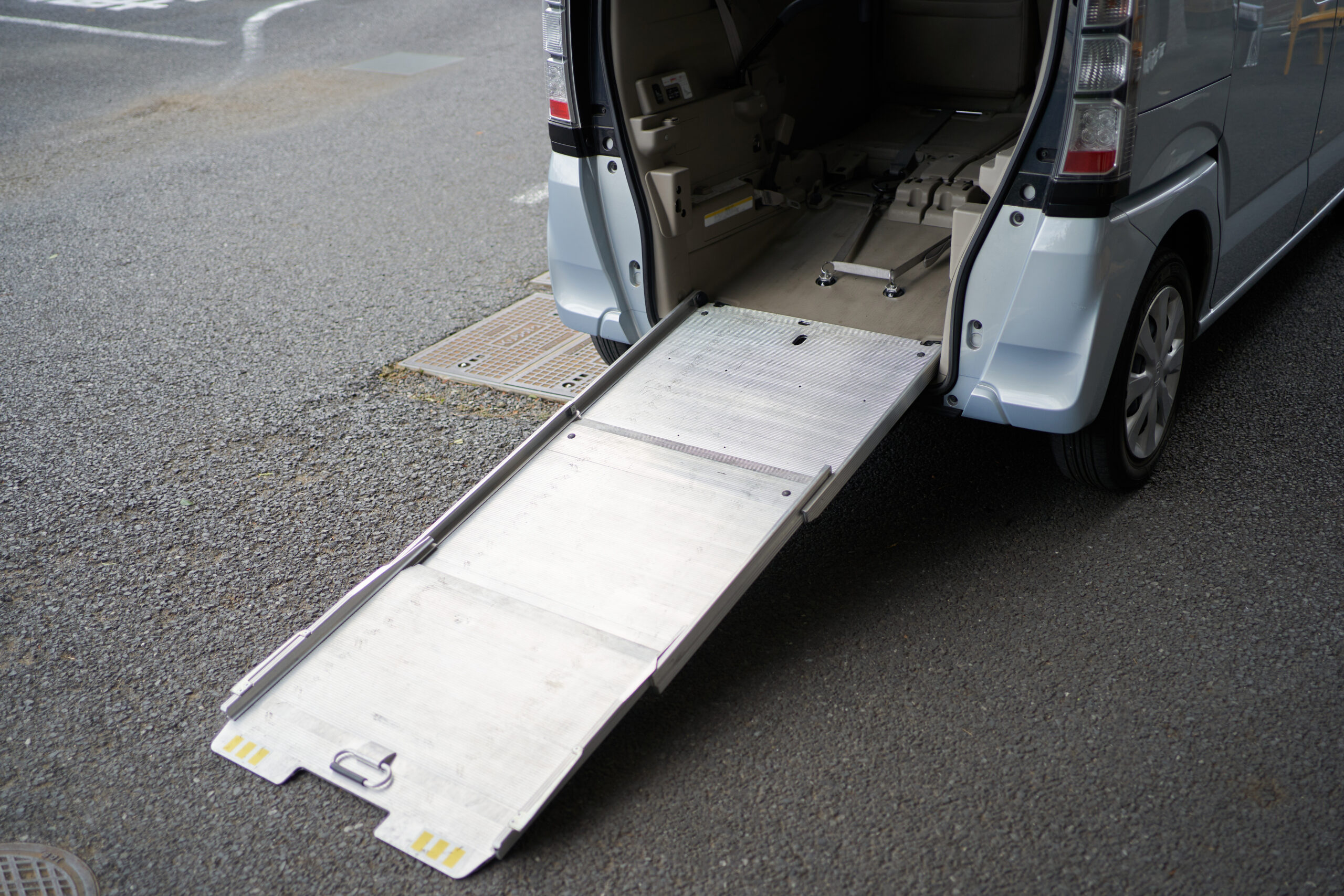 vehicle with auto ramp